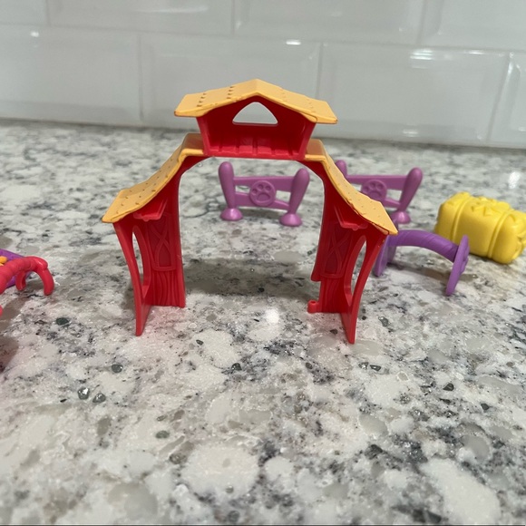 Littlest Pet Shop | Farm Accesories & 2 Carriers Lot - Picture 8 of 8